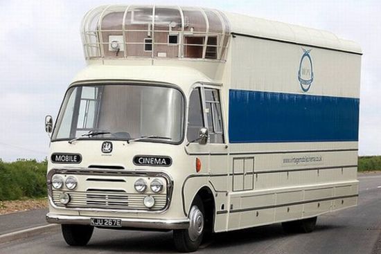 Mobile Cinema: Vintage Bus Turned Into Stunning Movie Theater!