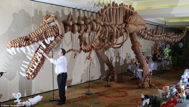 Badass Tyrannosaurus Rex Created From 1,400 Balloons Badass Tyrannosaurus Rex Created From 1,400 Balloons
