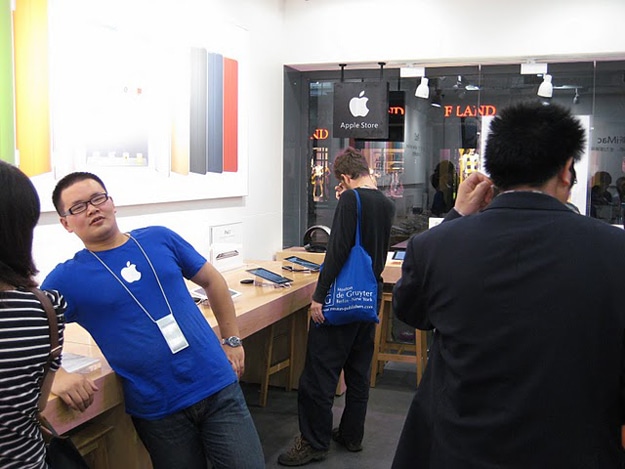 This Is What A Counterfeit Apple Store Looks Like