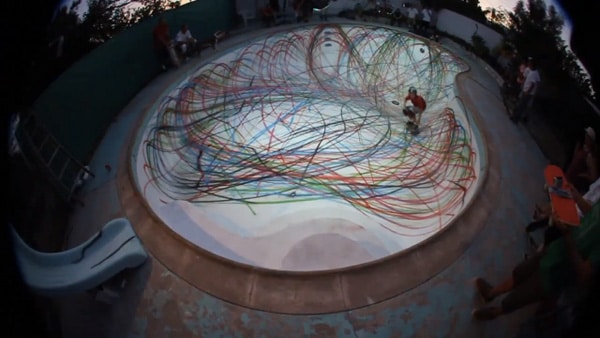 Inventive Pool Spray Painting: Skateboard Style Inventive Pool Spray Painting: Skateboard Style