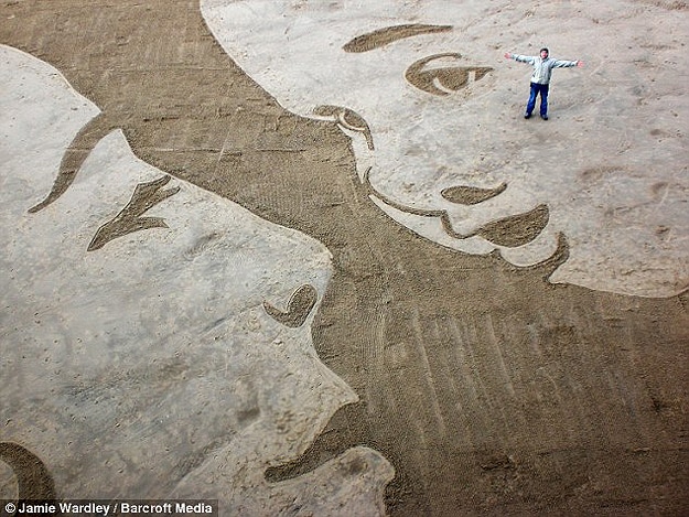 Woah! Enormous Sand Drawings On The Beach Woah! Enormous Sand Drawings On The Beach