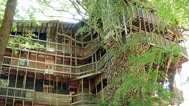 The World’s Largest Treehouse: A Mansion In A Tree The World’s Largest Treehouse: A Mansion In A Tree