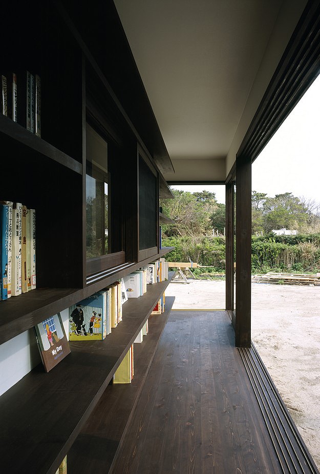 Architecture: A Cozy House Created From Bookshelves Architecture: A Cozy House Created From Bookshelves