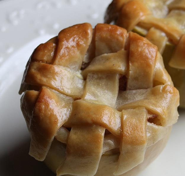 Food Design: A Teeny Tiny Apple Pie Baked Inside An Apple Food Design: A Teeny Tiny Apple Pie Baked Inside An Apple