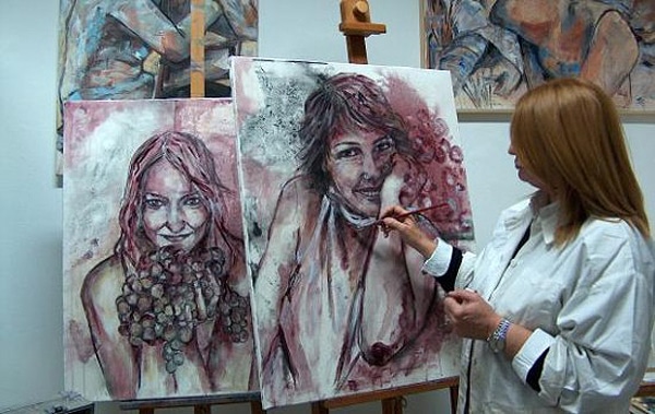 Stunning Portraits Painted With Red & White Wine Stunning Portraits Painted With Red & White Wine