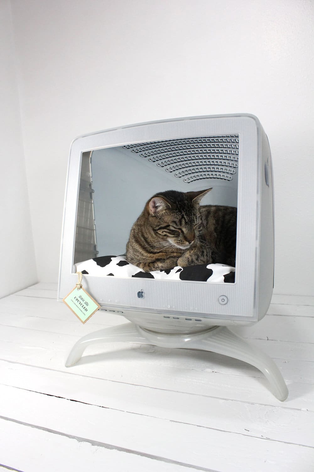 The Mac Apple Studio Display Cat Bed Mod The Mac Apple Studio Display Cat Bed Mod