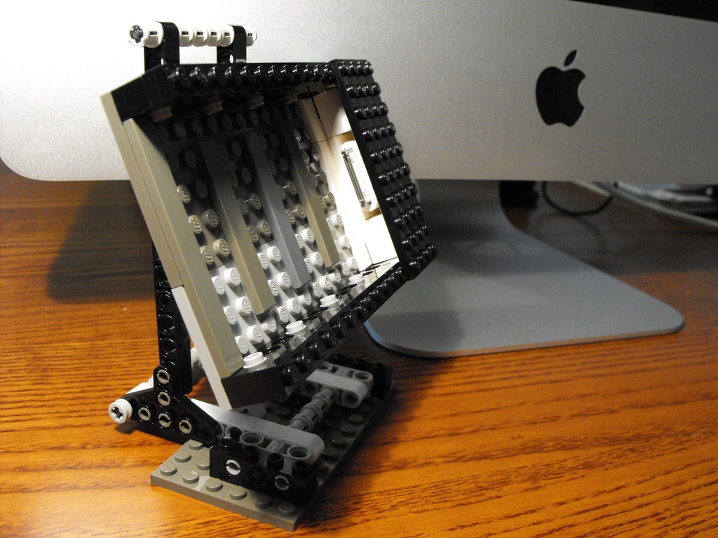 How To Create Your Very Own LEGO iPhone Dock