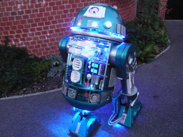 R2-D2 Version 2.0 Has No Shortage Of LED Lights R2-D2 Version 2.0 Has No Shortage Of LED Lights