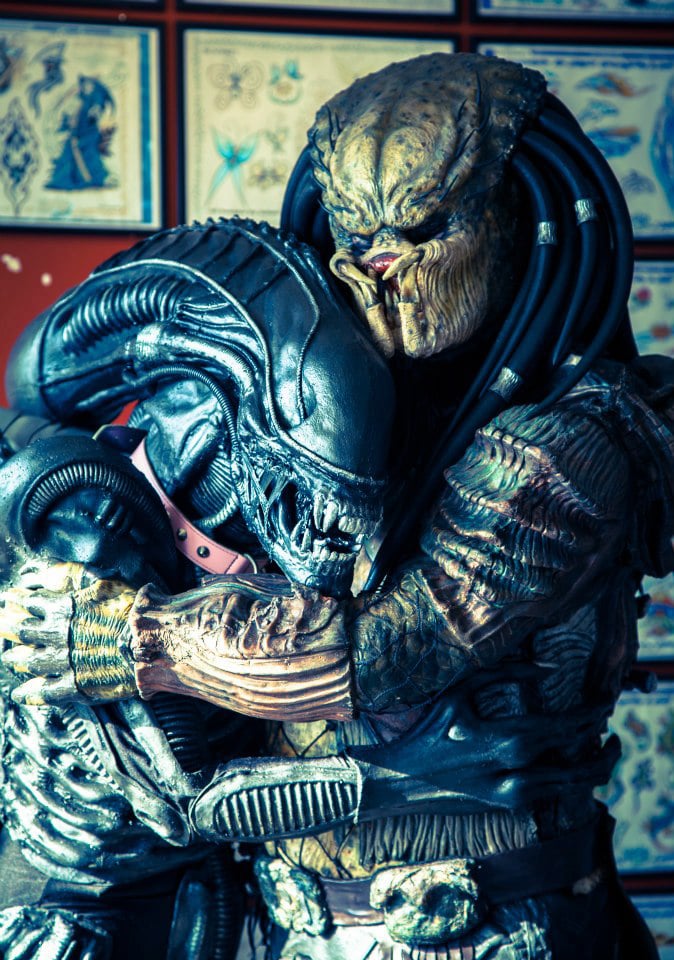 Sci-Fi Fantasy Cosplay: Alien & Predator Are Best Buddies After All Sci-Fi Fantasy Cosplay: Alien & Predator Are Best Buddies After All