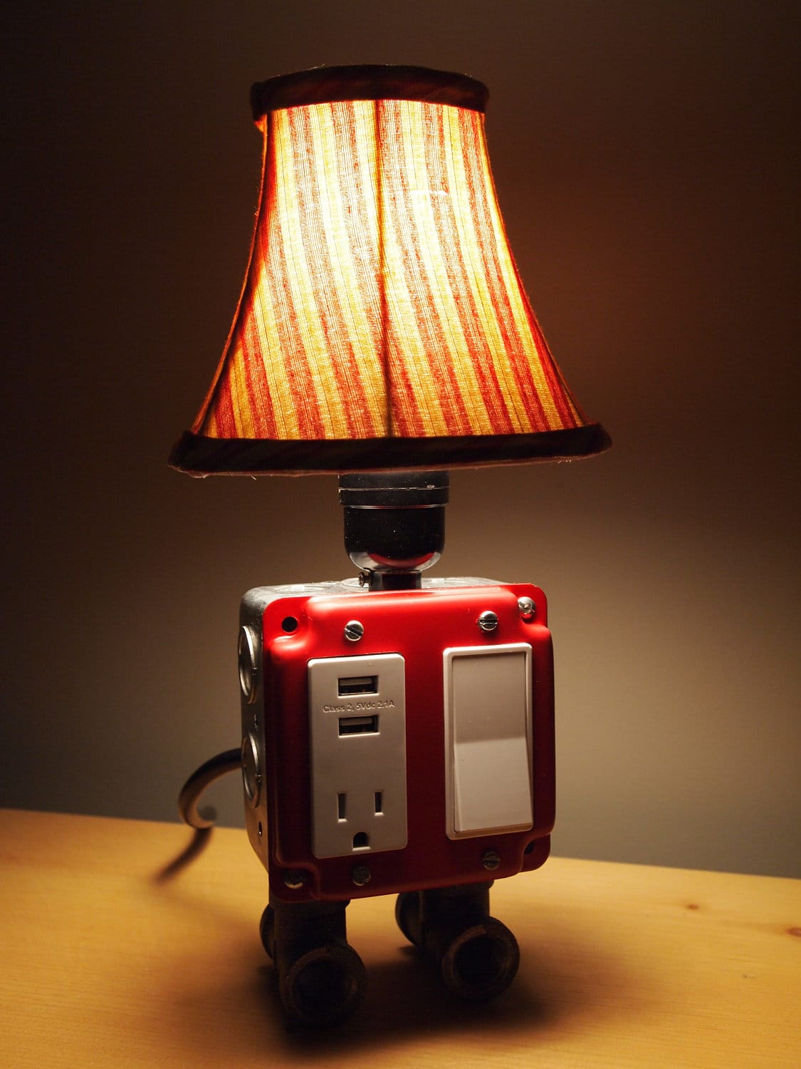 Gadget Charger Table Lamps For A True Geek’s Living Quarters