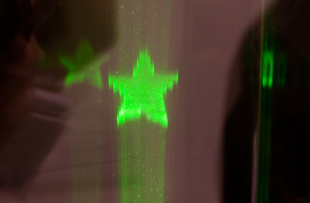Real Hologram Generates 50,000 Dots Into Mid-Air 3D Objects Real Hologram Generates 50,000 Dots Into Mid-Air 3D Objects