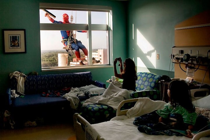 Real Superheroes: Spider-Man Window Washers Surprise Sick Children Real Superheroes: Spider-Man Window Washers Surprise Sick Children