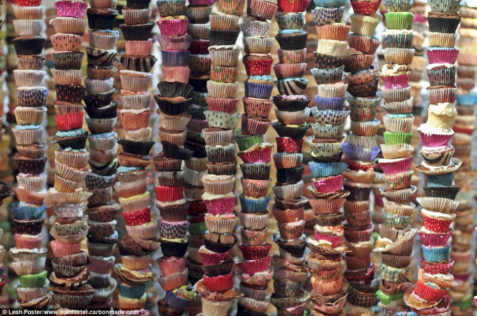 Jaw-Dropping Cupcake Tower Made With 10,000 Decorated Cupcakes Jaw-Dropping Cupcake Tower Made With 10,000 Decorated Cupcakes