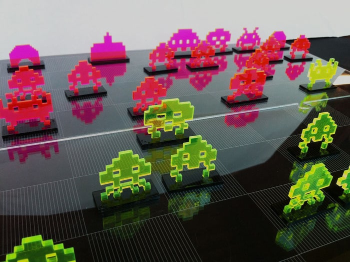 Laser Cut Retro 8-Bit Space Invaders Chess Set Will Make You Drool Laser Cut Retro 8-Bit Space Invaders Chess Set Will Make You Drool