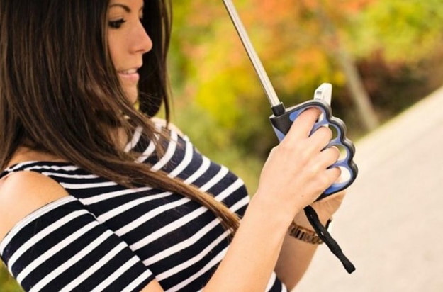 Umbrella Design Let’s You Text & Hold An Umbrella At The Same Time