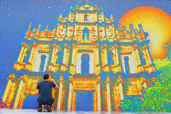 World Record: The Largest Rubik’s Cube Wall Mosaic (85,794 Cubes) World Record: The Largest Rubik’s Cube Wall Mosaic (85,794 Cubes)