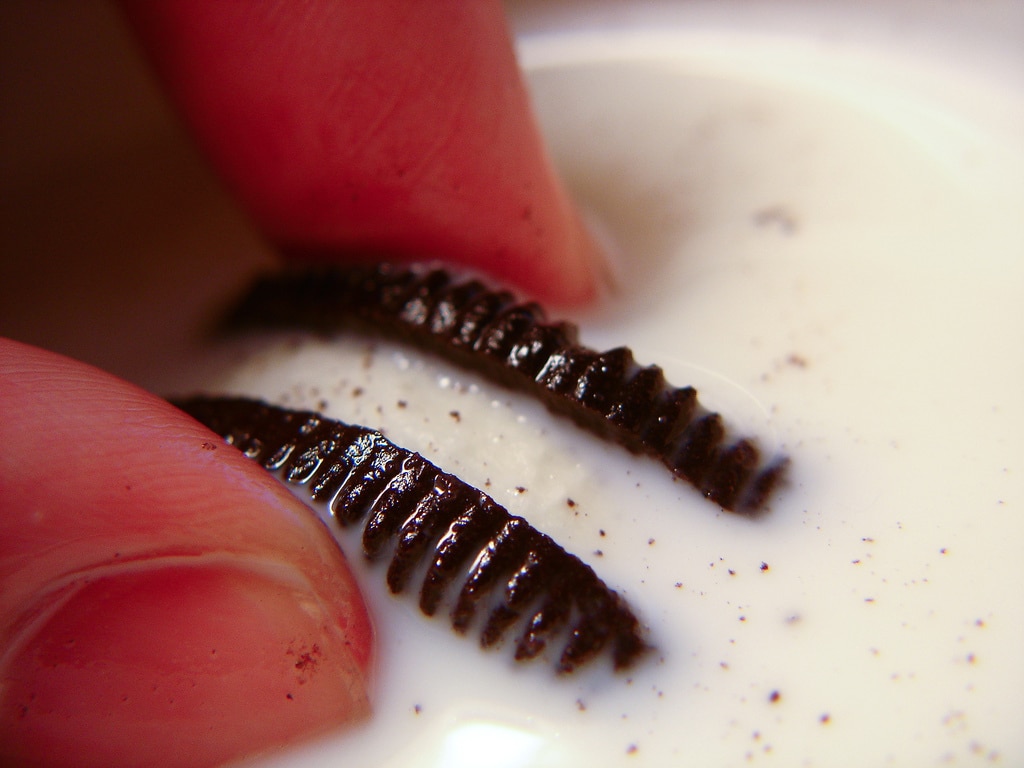 Oreo Dunking Lifehack: You’ll Never Dunk An Oreo The Same Way Again