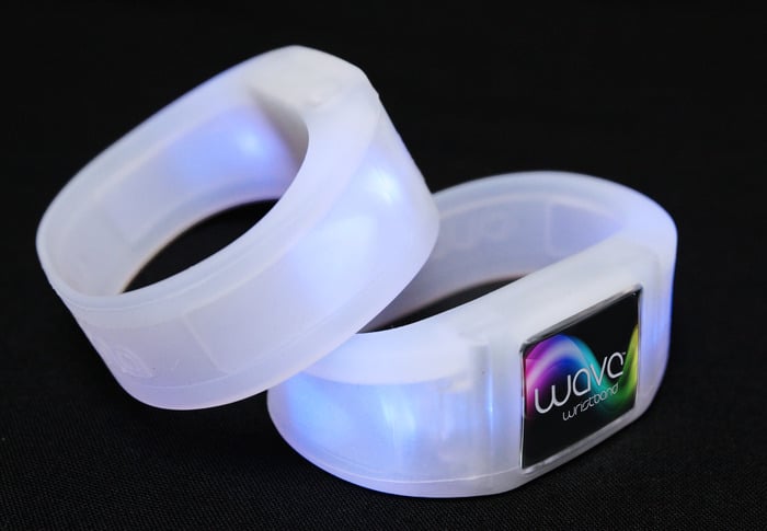 Wave: Social Wristband Light Controlled By Your Smartphone