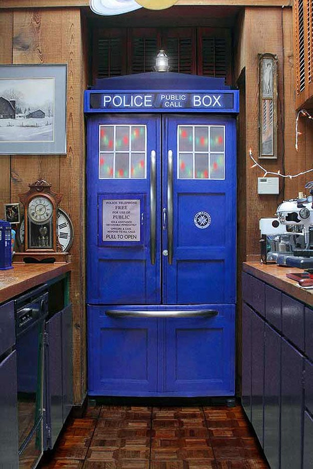 DIY TARDIS Police Box Fridge Turns Your Kitchen Into A Geek’s Paradise DIY TARDIS Police Box Fridge Turns Your Kitchen Into A Geek’s Paradise