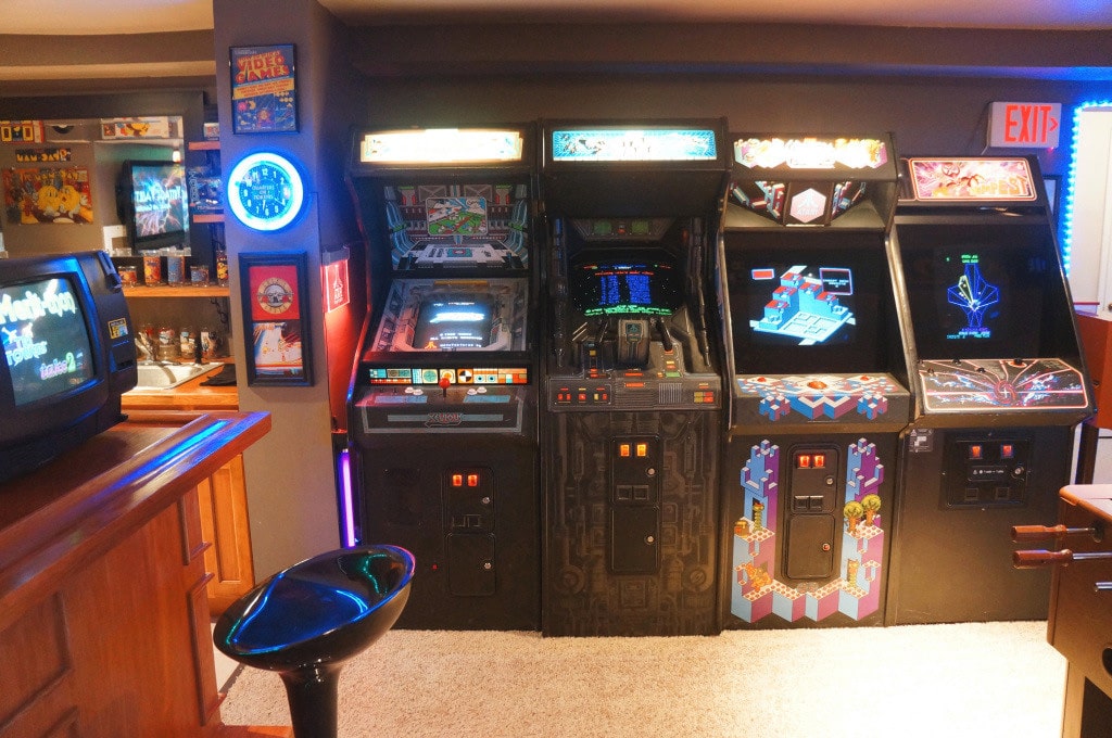 Гараж игровые автоматы igradengi. Arcade 80s. Аркадные игровые автоматы. Игровой зал с игровыми автоматами. Зал игровых автоматов.