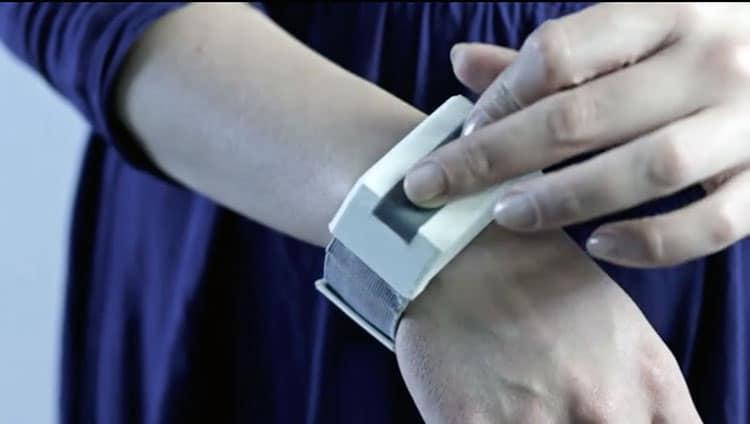 Touch Communication Bracelet Lets You Touch Someone Who Is Far Away