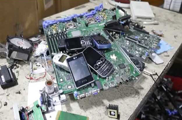 Better E-Waste Disposal: Gadgets Dissolve In Water When You Upgrade