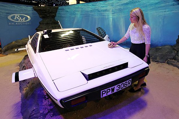 Elon Musk Buys & Rebuilds James Bond’s Submarine Car