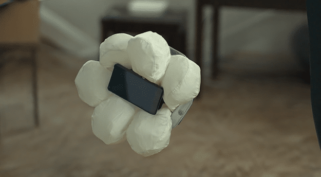 Honda Presents World’s First Airbag Smartphone Case Honda Presents World’s First Airbag Smartphone Case