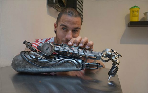 French Artist Gets A Prosthetic Arm That’s A Tattoo Machine French Artist Gets A Prosthetic Arm That’s A Tattoo Machine