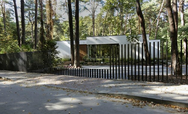 Disappearing Gate Is Perfect For A Zombie Apocalypse Bunker Disappearing Gate Is Perfect For A Zombie Apocalypse Bunker