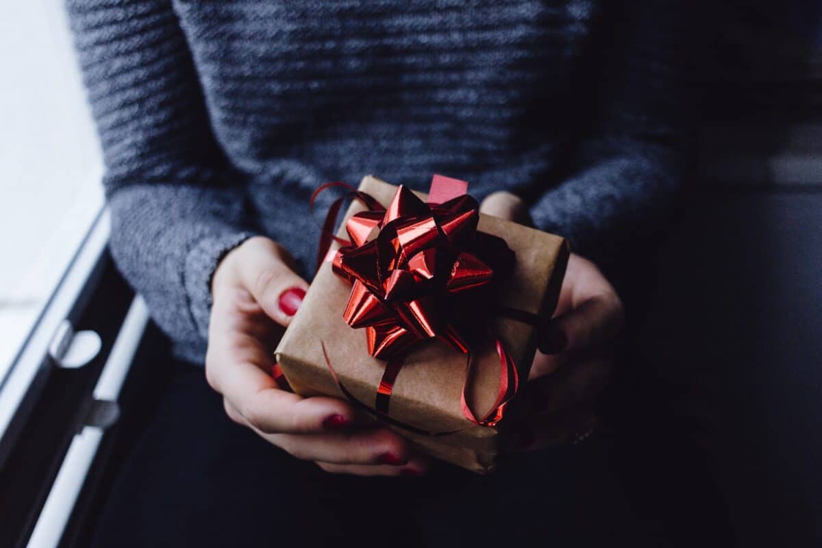 6 Types Of Gifts To Give Your Employees | Bit Rebels