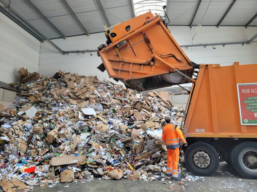 6 Perks Of Using Tracking Technology In Waste Collection Fleets