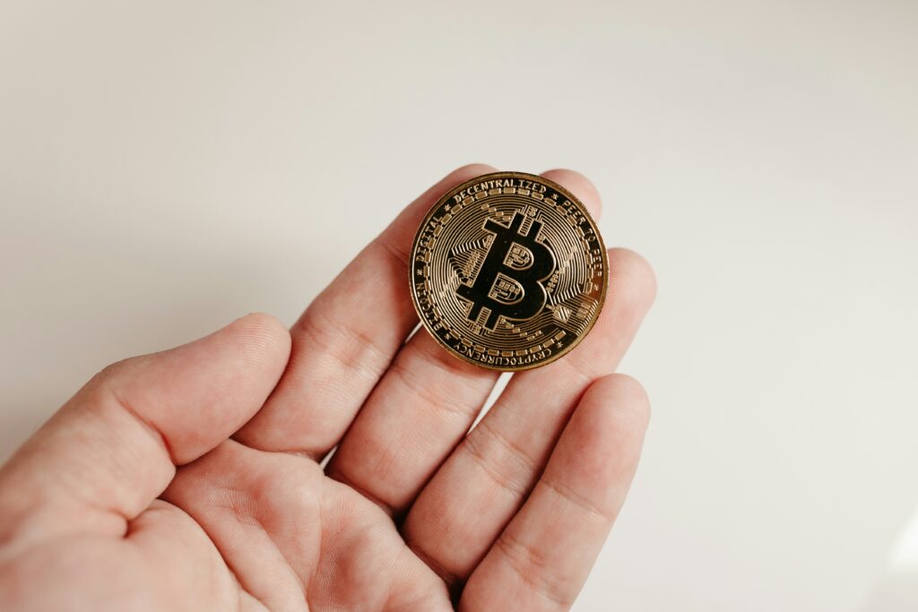 Traditional Online Casinos vs Blockchain Casinos: What’s Better In 2025?