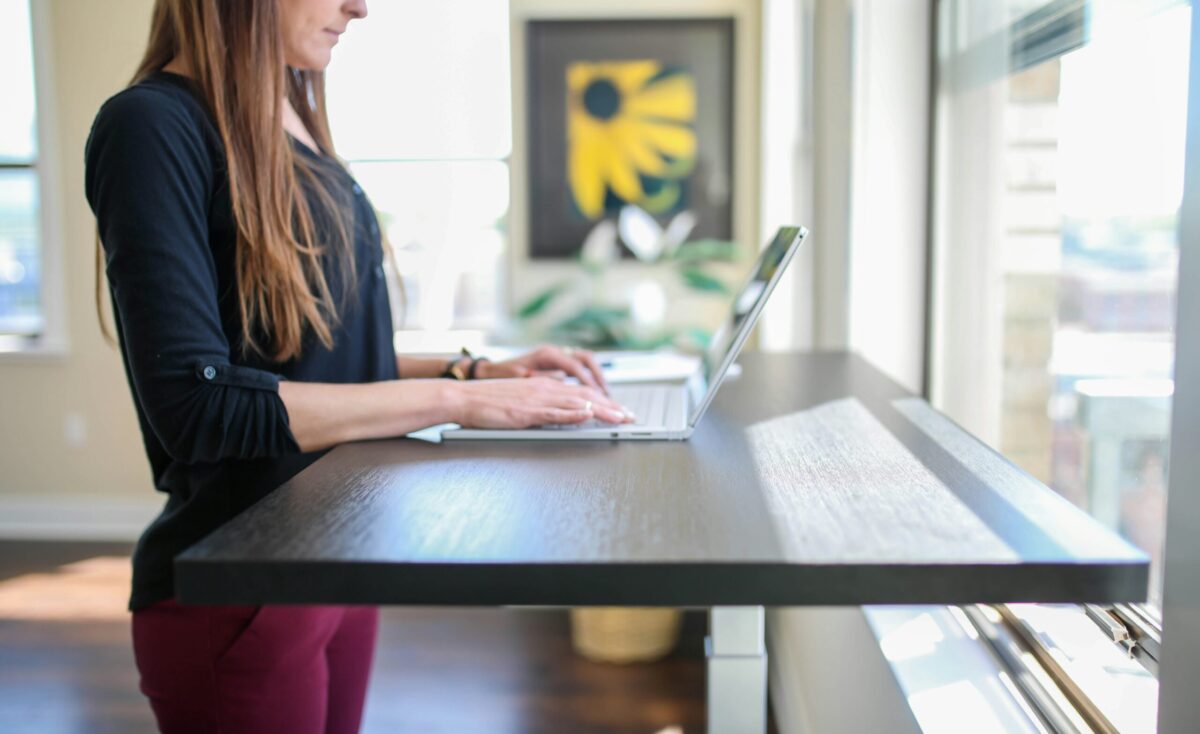 Who Needs An Electric Standing Desk? Understanding The Benefits Of Sit Stand Work Environments