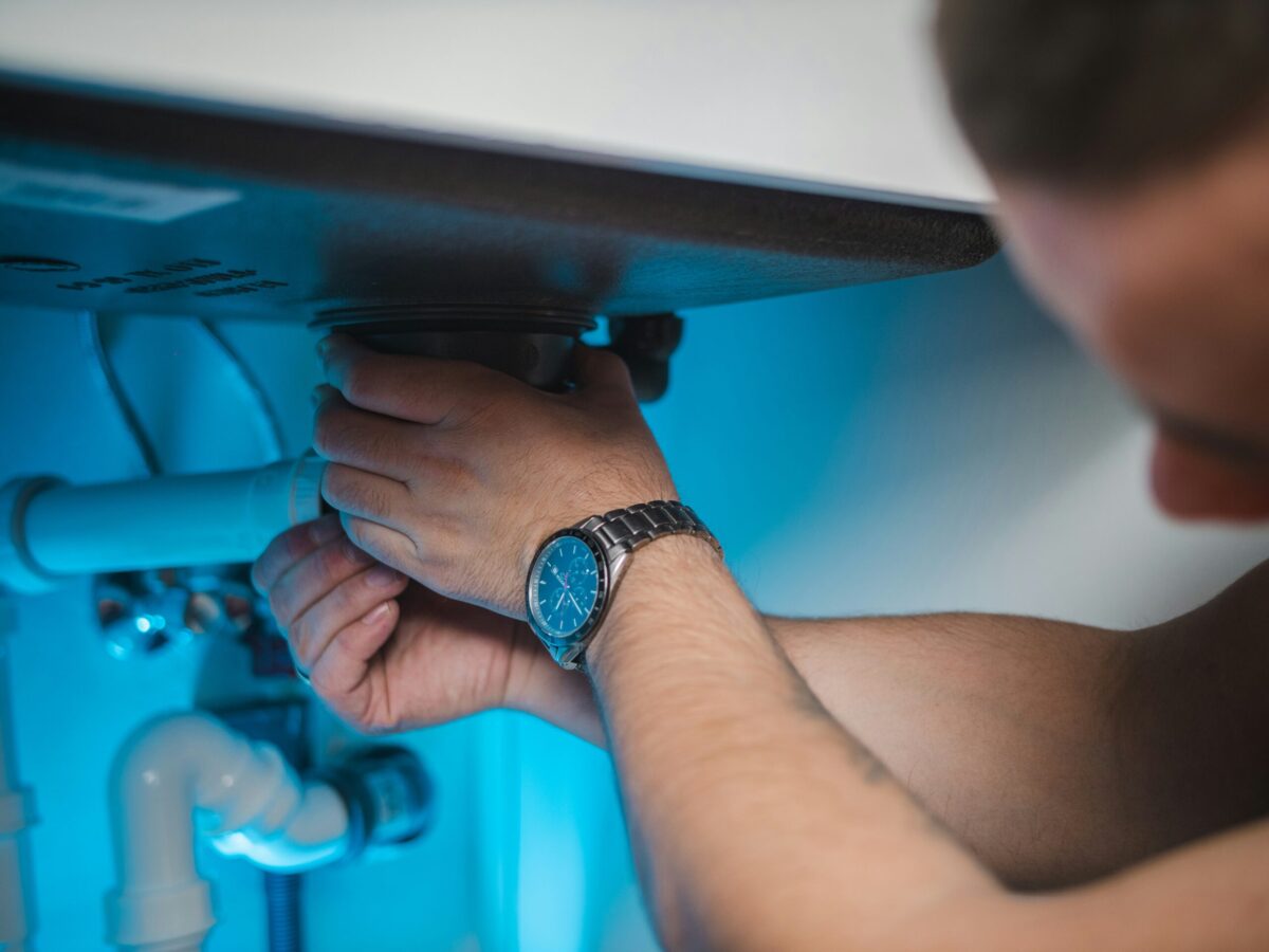 Common Plumbing Issues That Require A Plumber In Long Beach CA – 5 Warning Signs